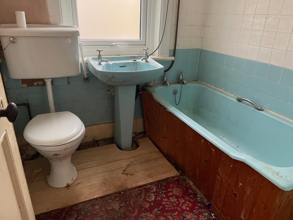 Lot: 3 - THREE-BEDROOM HOUSE FOR IMPROVEMENT - Bathroom